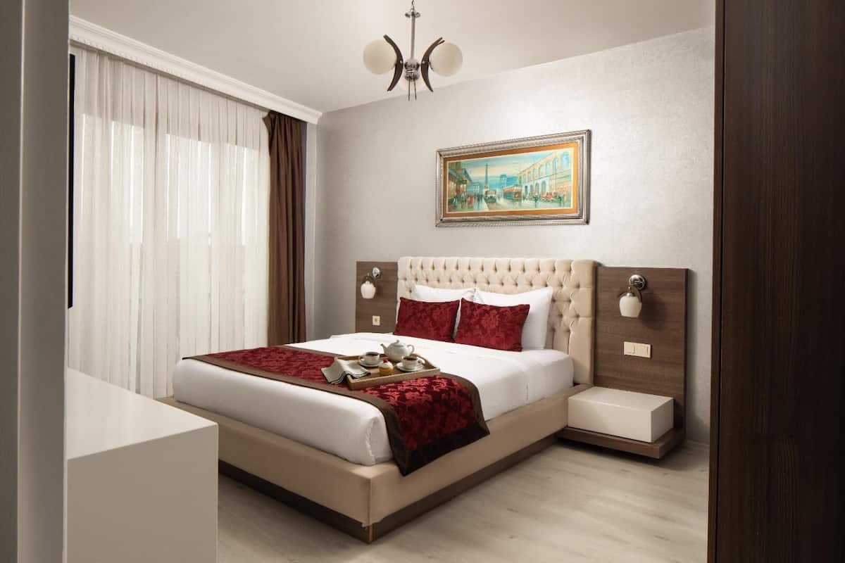 Chambre Double Deluxe, 2 chambres, cuisine | Couette en duvet d'oie, minibar, coffres-forts dans les chambres