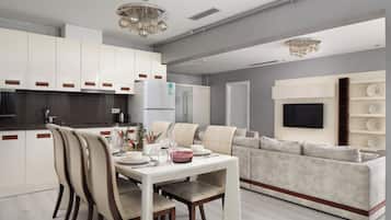 King suite | Private kitchen | Dishwasher, electric kettle