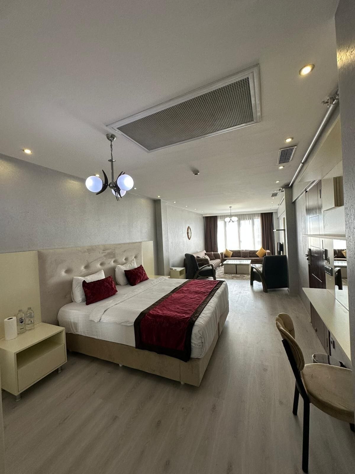 Suite Junior, vue ville | Couette en duvet d'oie, minibar, coffres-forts dans les chambres