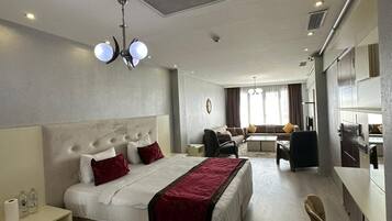 Junior Suite, City View | Gebar bulu kapas, bar mini, peti besi dalam bilik