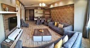 Habitación doble Deluxe, 2 habitaciones, cocina | Sala de estar | Televisión LCD