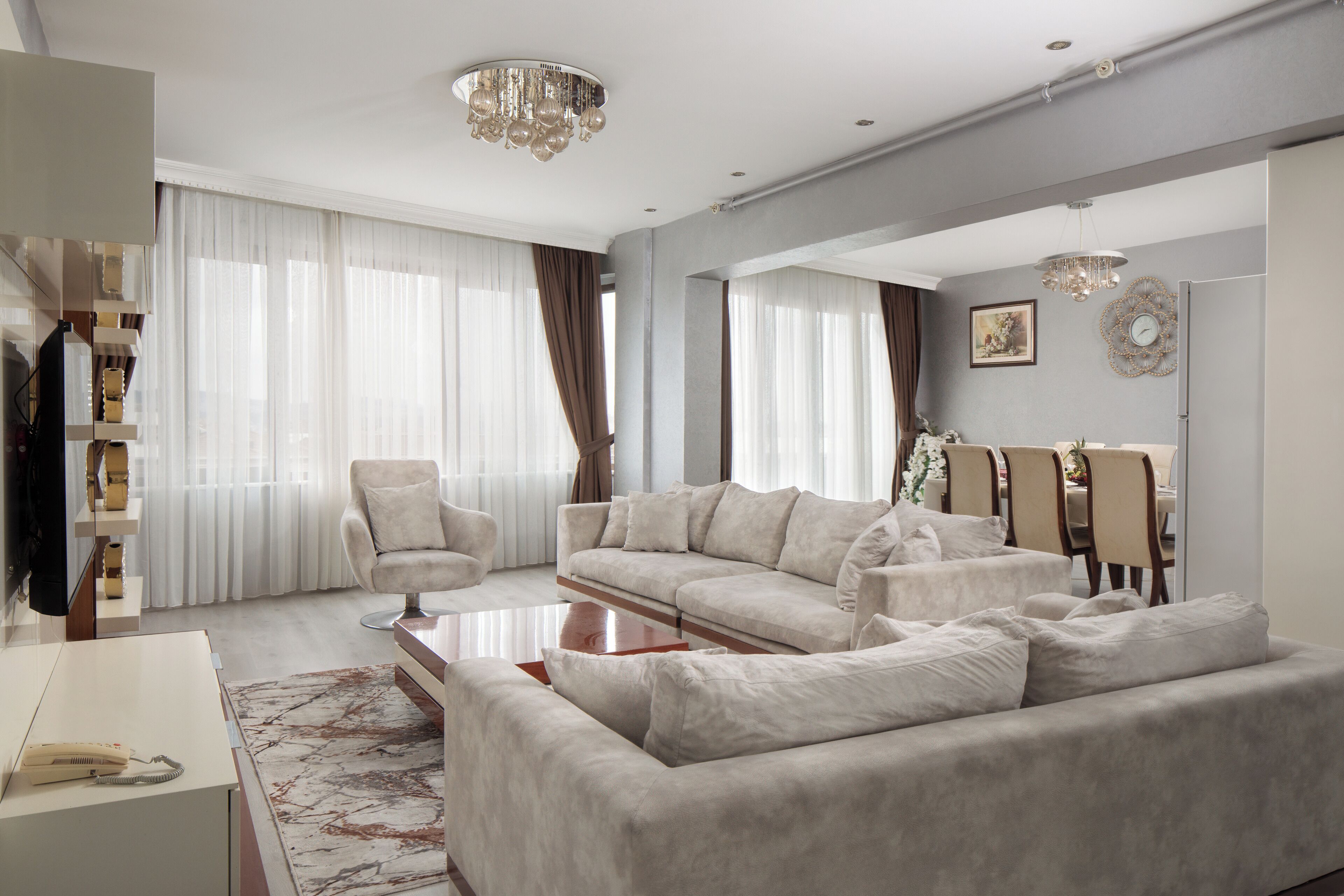 Suite – royal, 2 soverom, 2 bad, byutsikt | Oppholdsområde | LCD-TV