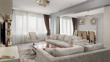 Suite – royal, 2 soverom, 2 bad, byutsikt | Oppholdsområde | LCD-TV