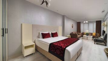 Deluxe | Premium bedding, minibar, in-room safe, laptop workspace