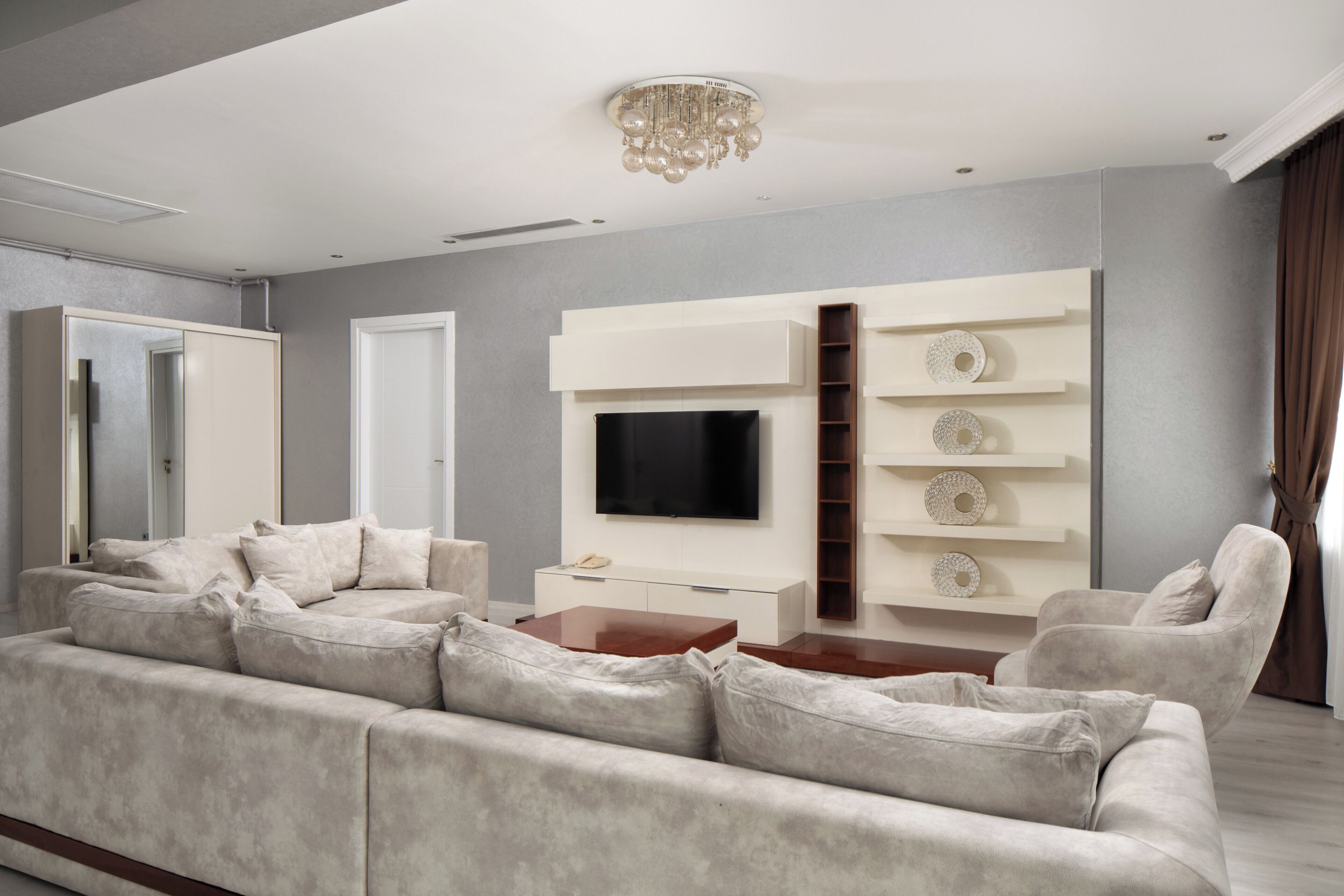 Suite – royal, 2 soverom, 2 bad, byutsikt | Oppholdsområde | LCD-TV