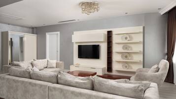 Suite – royal, 2 soverom, 2 bad, byutsikt | Oppholdsområde | LCD-TV