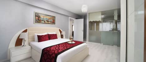 King suite | Premium bedding, minibar, in-room safe, laptop workspace
