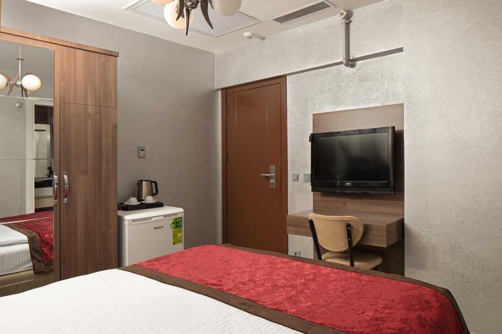 Tiny Room | Premium bedding, minibar, in-room safe, laptop workspace