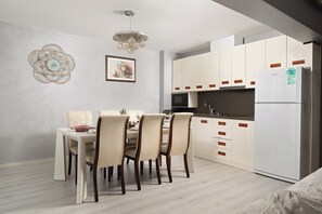 Royal-Suite, 2 Schlafzimmer, 2 Bäder, Stadtblick | Eigene Küche | Geschirrspüler, Wasserkocher