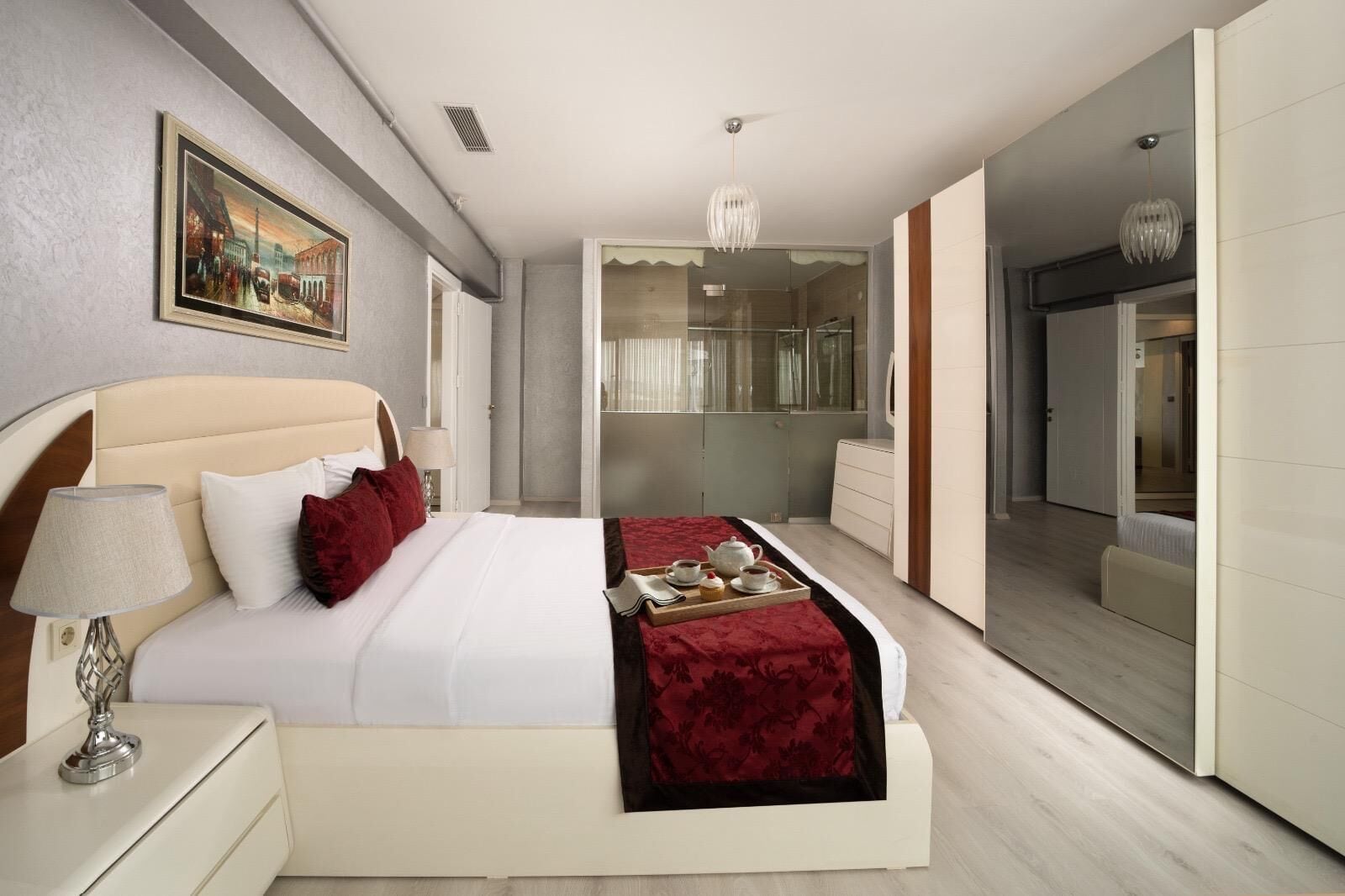 Svit Royal - 2 sovrum - 2 badrum - utsikt mot staden | Duntäcken, minibar och värdeförvaringsskåp på rummet