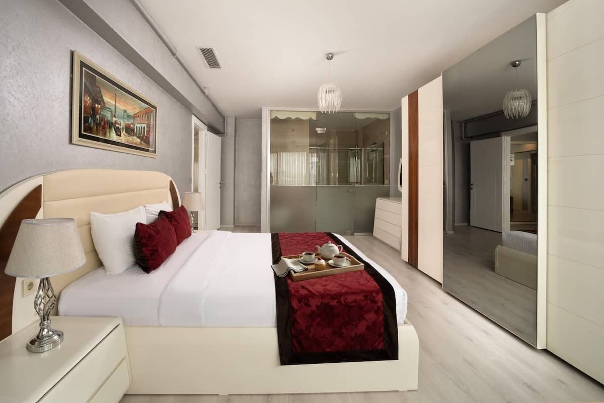 Suite Royale, 2 chambres, 2 salles de bains, vue ville | Couette en duvet d'oie, minibar, coffres-forts dans les chambres