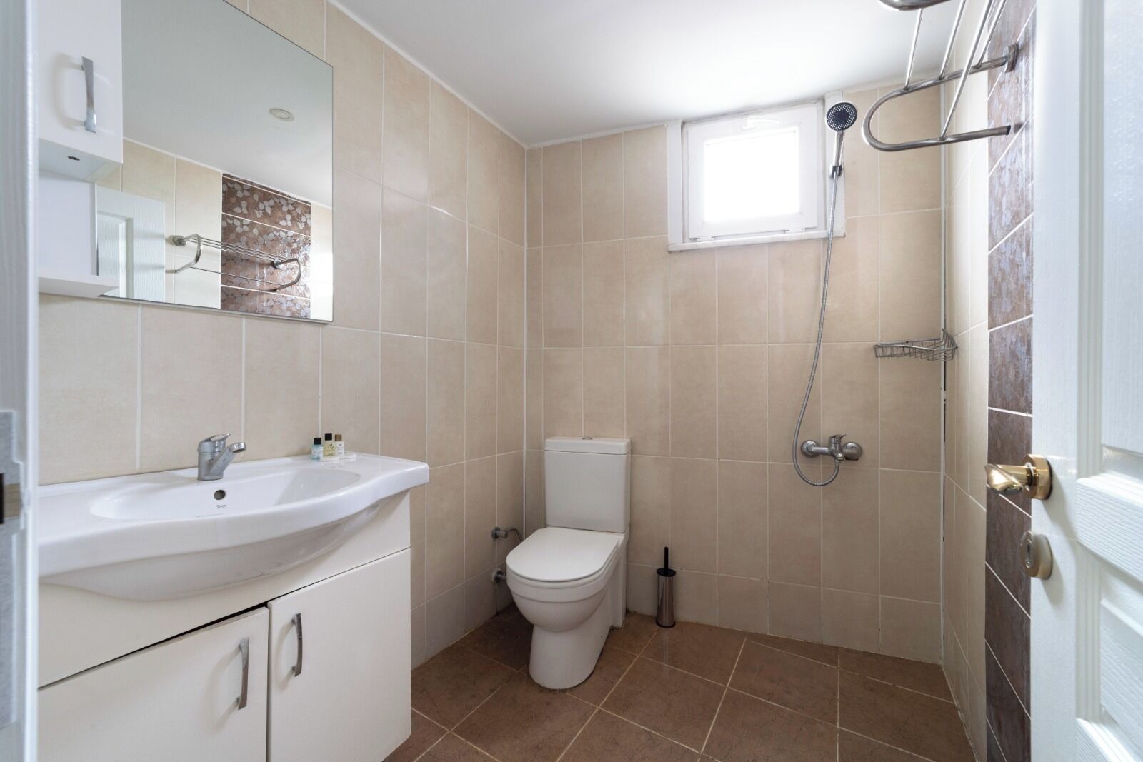 Un baño con lavabo, inodoro y ducha.