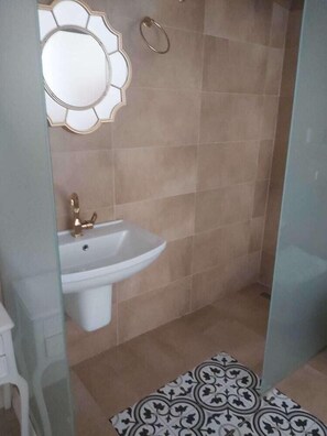Regadera, amenidades de baño gratuitas, toallas