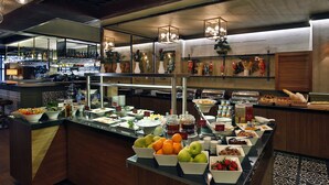 A buffet area with various food items and beverages. - Sanat Hotel Pera Boutique (Istanbul)