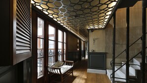 A hallway with wooden flooring, a bench, a staircase, and a ceiling with a geometric pattern. - Sanat Hotel Pera Boutique (Istanbul)