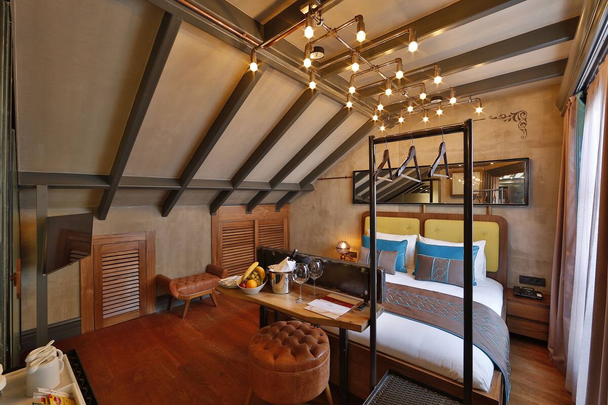 Penthouse Suite | 高档床上用品、迷你吧、客房内保险箱、办公桌