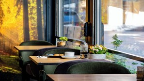 Aperto a colazione, pranzo e cena, cucina internazionale 