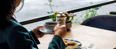 Breakfast, lunch, dinner served; international cuisine