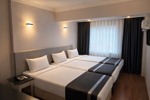 Standard Triple Room | Ylelliset vuodevaatteet, minibaari, tallelokero huoneessa, äänieristys