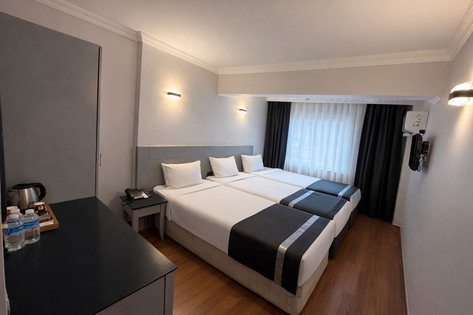 Standard Triple Room | Literie de qualité supérieure, minibar, coffres-forts dans les chambres