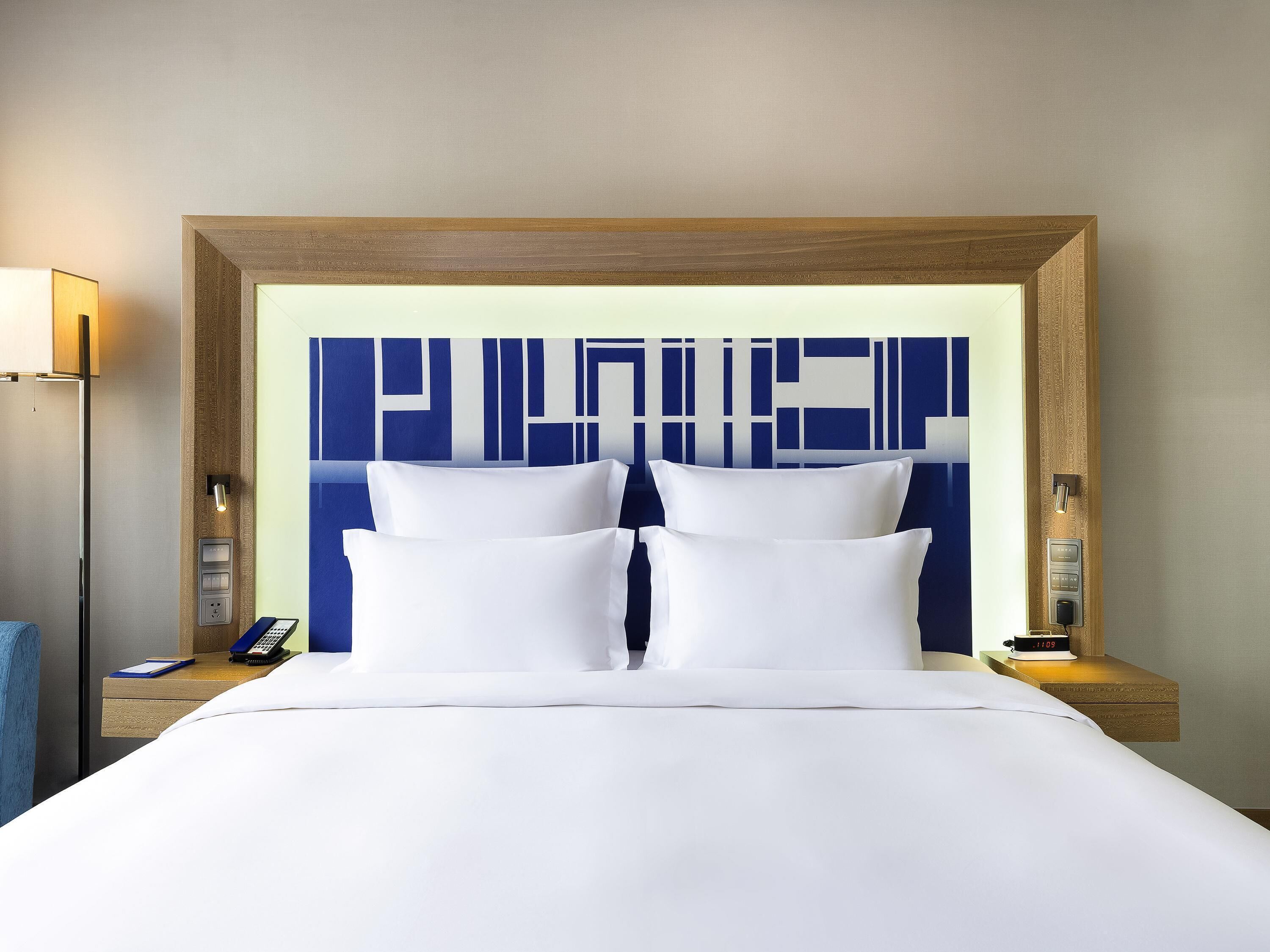 premier suite, 1 king bed, executive level | 1 bedroom, premium bedding, in-room safe, desk