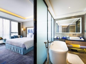 Suite Premier, 1 letto king, al piano executive | Biancheria da letto di alta qualità, una cassaforte in camera