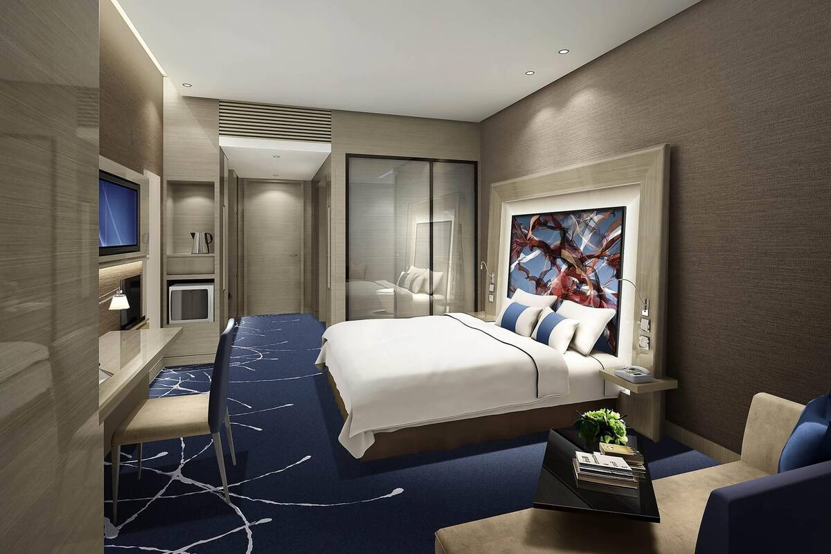 Sängtillbehör av högsta kvalitet och värdeförvaringsskåp på rummet