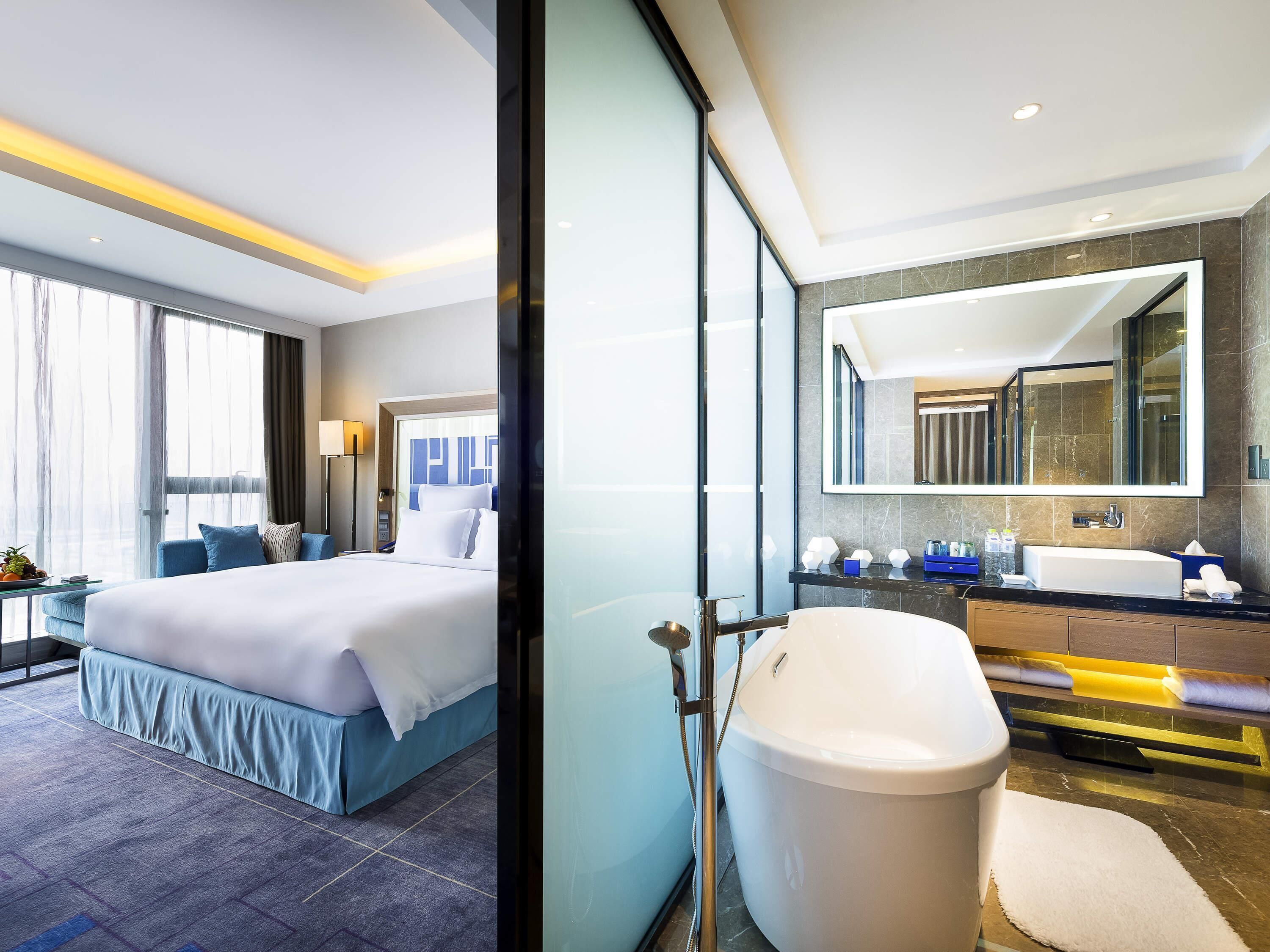 premier suite, 1 king bed, executive level | 1 bedroom, premium bedding, in-room safe, desk