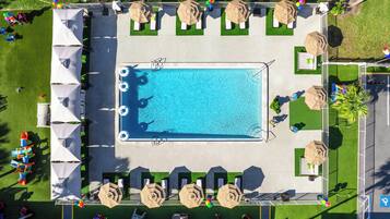 Alberca al aire libre, alberca climatizada y camas balinesas gratuitas