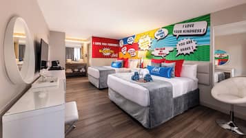 Ein modernes Hotelzimmer mit zwei Betten, einem Schreibtisch und einem Spiegel.