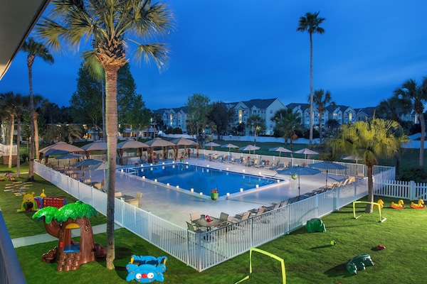 Royal kamer, 2 queensize bedden, uitzicht op zwembad | Zwembad | Een buitenzwembad, een verwarmd zwembad en gratis zwembadcabana's