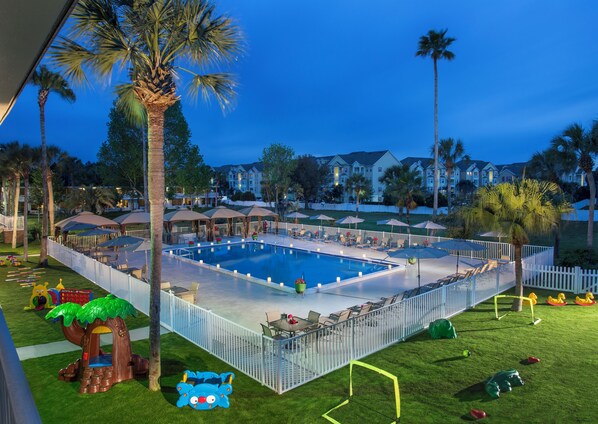 Royal Room, 2 Queen Beds, Pool View | Pool | Outdoor pool, a heated pool, open 9 AM to 9:00 PM, free cabanas