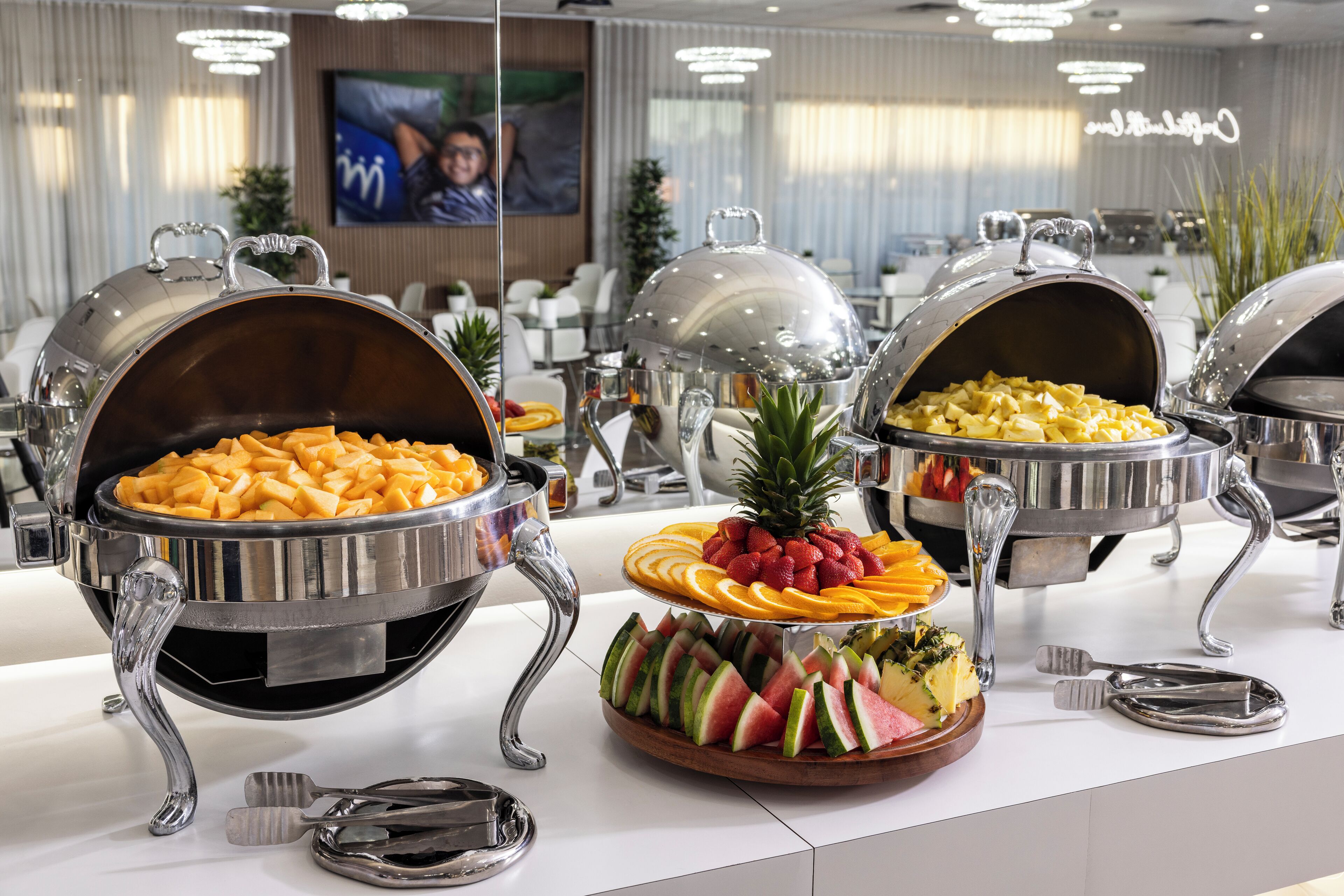 Un buffet proposant une variété de plats et des plats de service en argent.