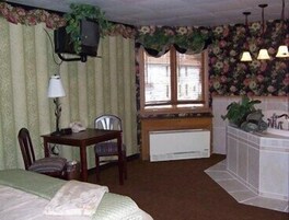 奢华套房, 1 张特大床, 按摩浴缸 | 熨斗/熨衣板、免费 WiFi、床单