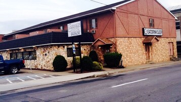 住宿正面 - 傍晚/夜晚