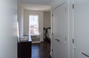 Apartamento superluxo, 2 quartos | 1 quarto, roupas de cama premium, Wi-Fi de cortesia
