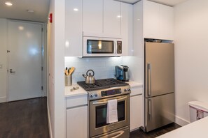 奢華公寓, 2 間臥室 | 私人廚房 | 大型冰箱、微波爐、咖啡機/沖茶器