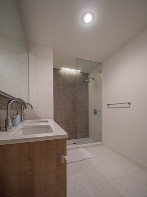 Apartamento de lujo, 2 habitaciones | Baño | Ducha y artículos de higiene personal gratuitos