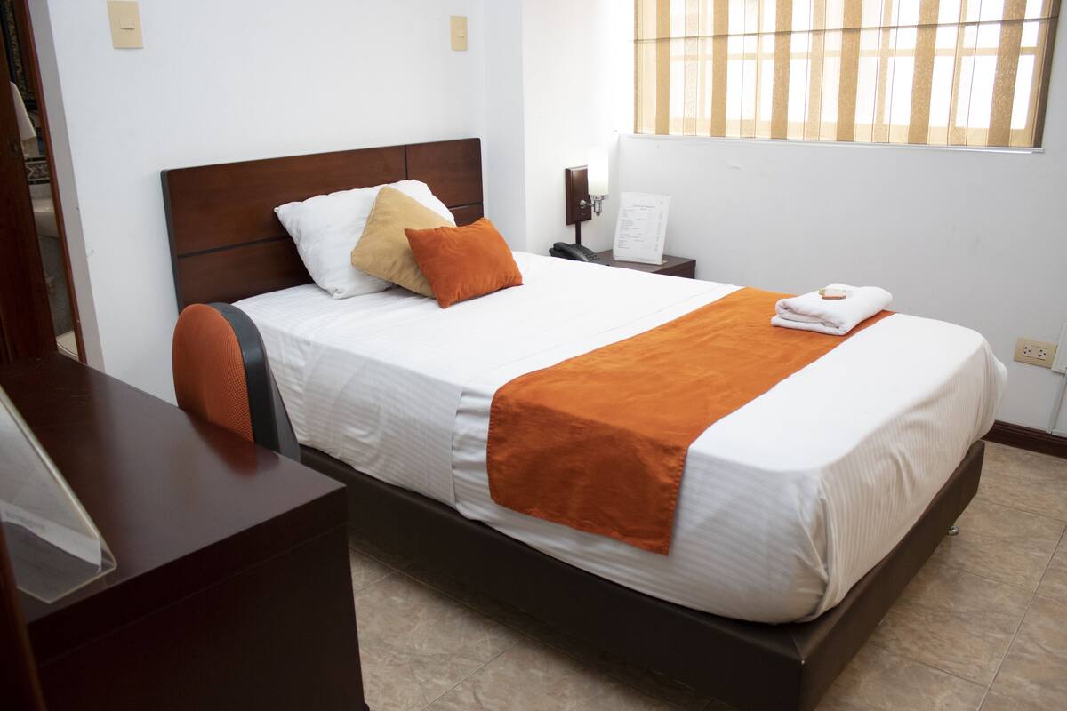 Single Room | Premium bedding, desk, iron/ironing board (on request), WiFi (free)