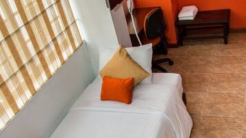 Quadruple Room | Peralatan tempat tidur premium, meja, seterika/papan seterika