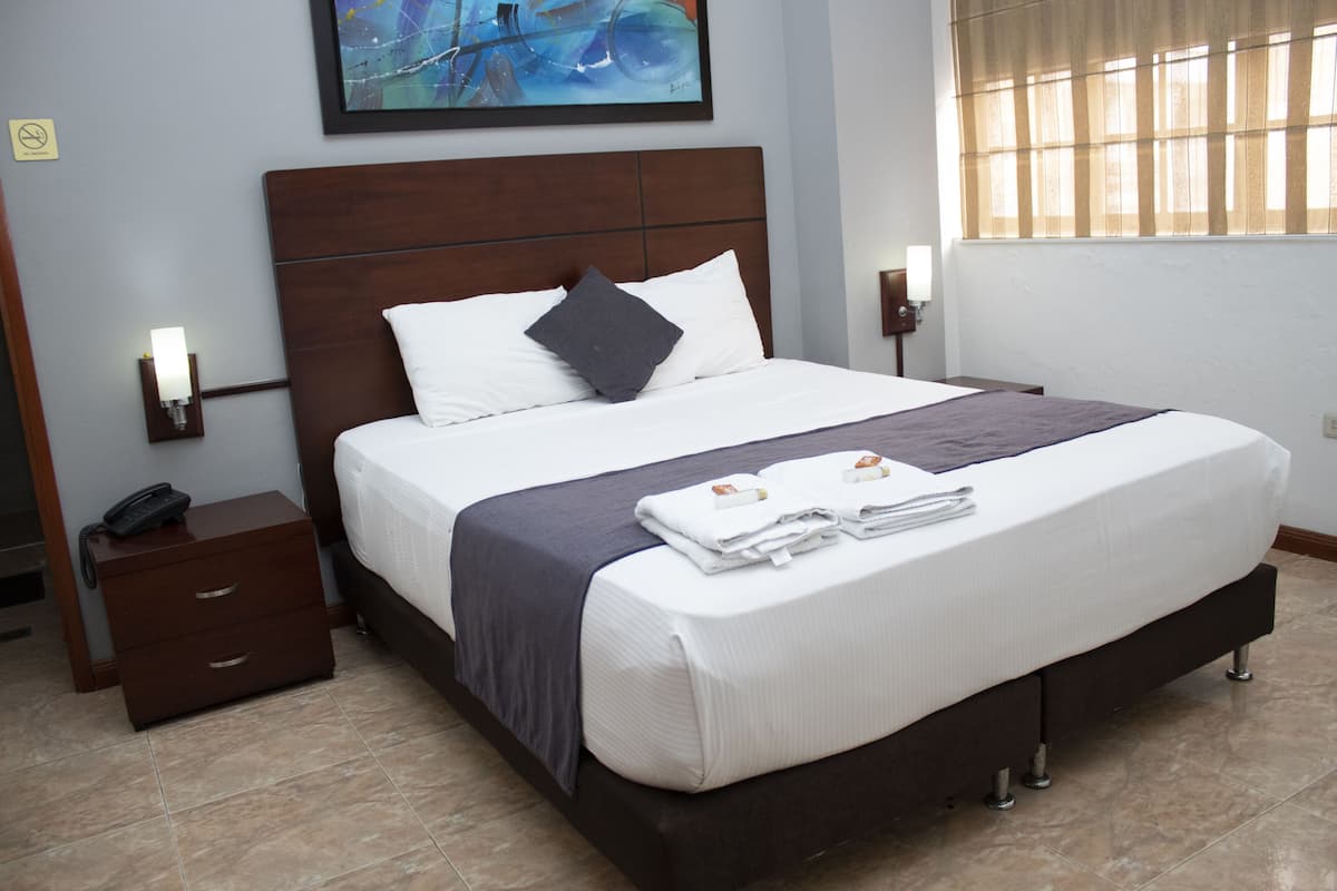 Premium bedding, desk, iron/ironing board, free WiFi