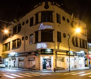 واجهة المنشأة - في المساء/الليل