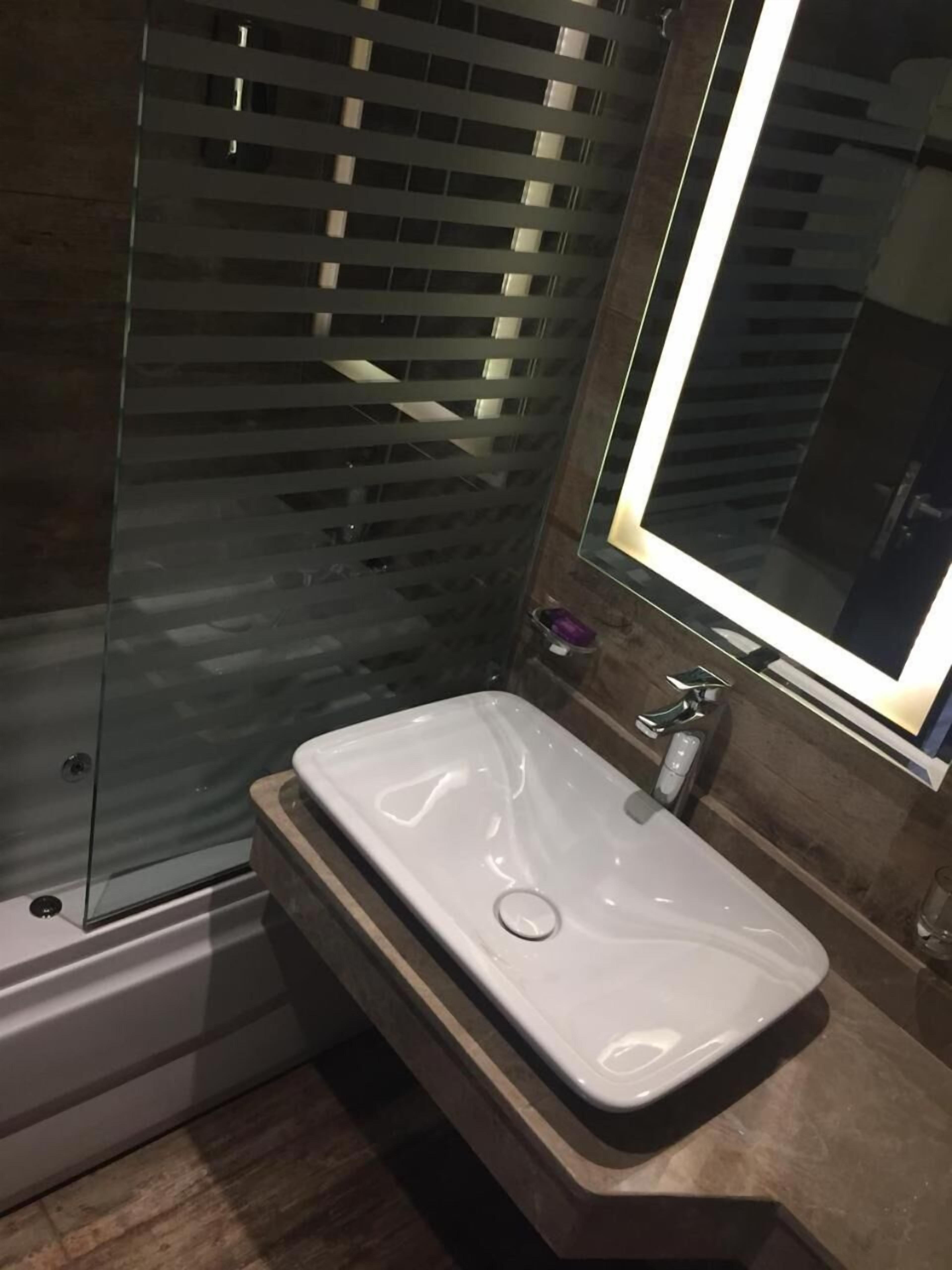 combined shower/bathtub, free toiletries, hair dryer, towels