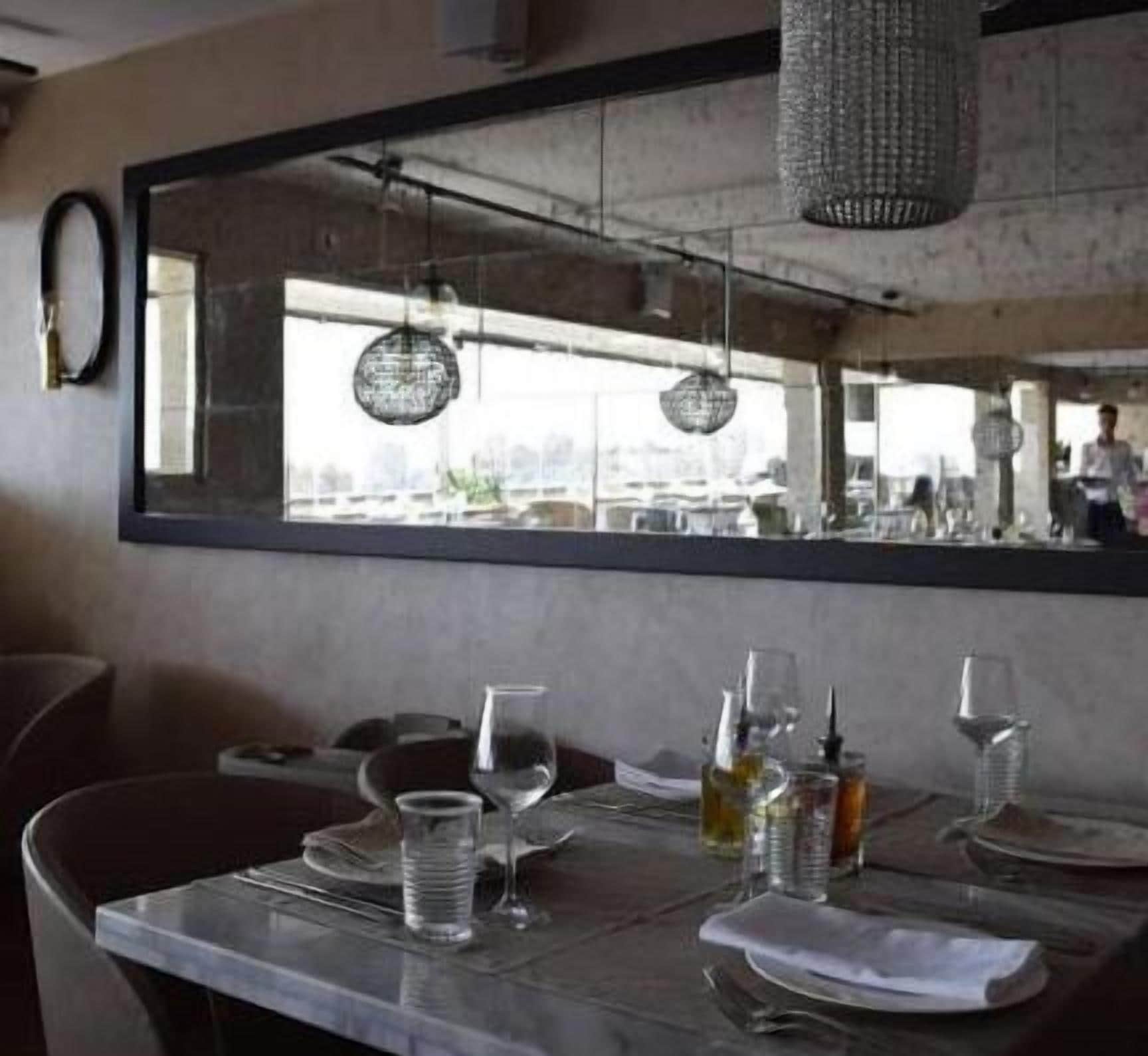 breakfast, lunch, dinner served; international cuisine