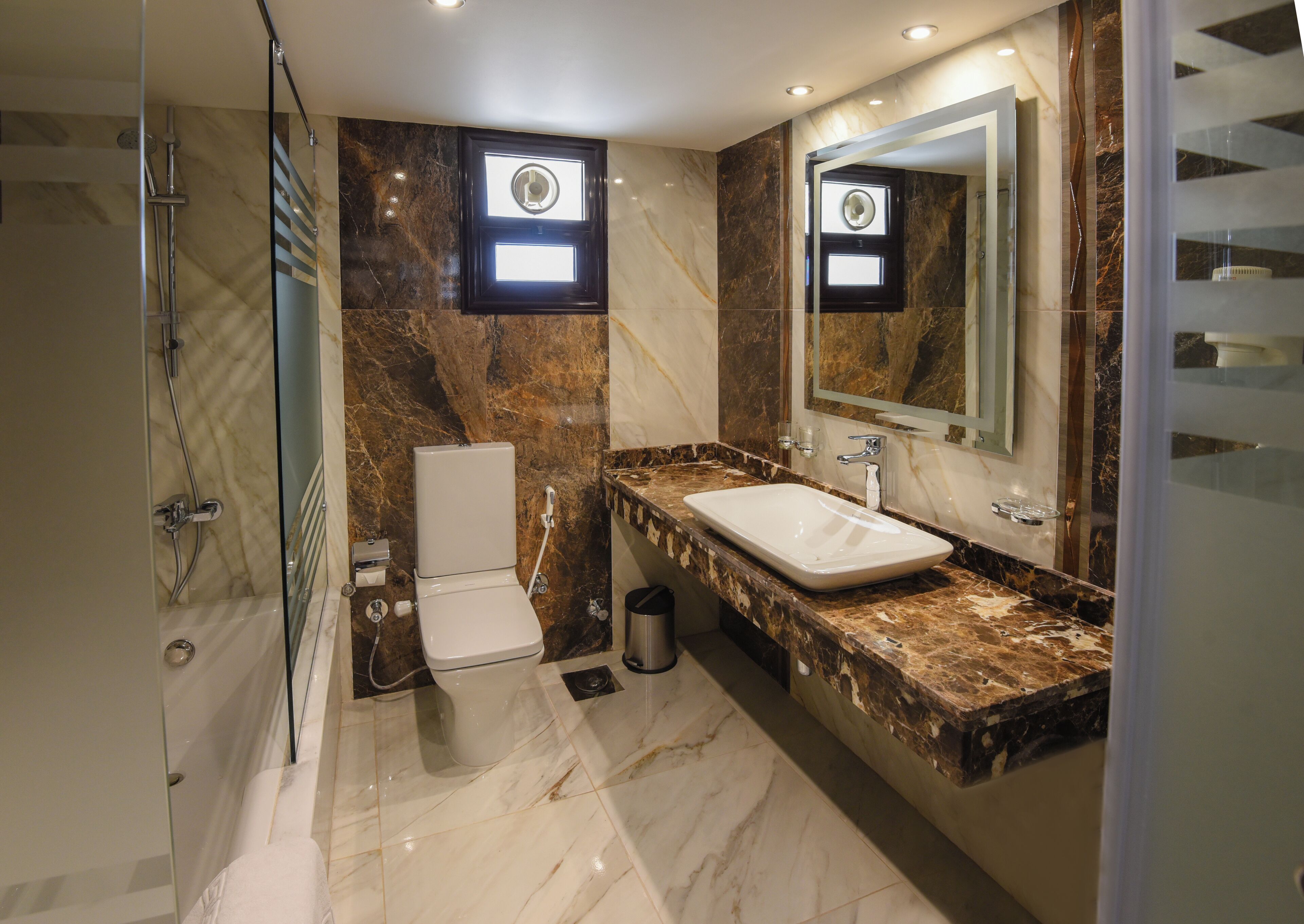 deluxe apartment, 3 bedrooms | bathroom | combined shower/bathtub, free toiletries, hair dryer, towels