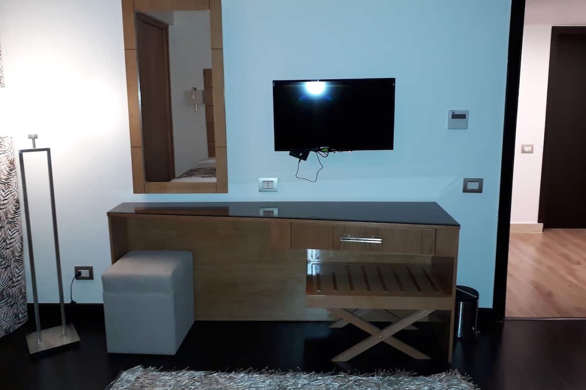 Appartamento Deluxe, 3 camere da letto | Area soggiorno | TV a schermo piatto 64 pollici con canali satellitari, TV