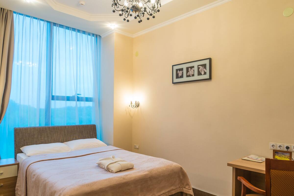 Quarto solteiro standard | Cofres nos quartos, escrivaninha, berços grátis, Wi-Fi de cortesia