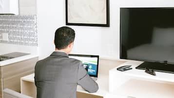 Escritorio, tabla de planchar con plancha, wifi gratis y ropa de cama