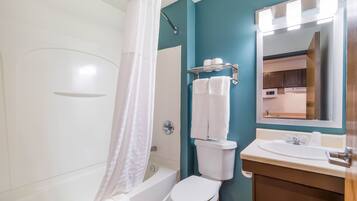 Combined shower/tub, towels