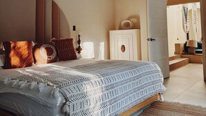 A bedroom with a large bed, a wardrobe, and a hanging basket. - Banana Beach Hotel (Cóbano)